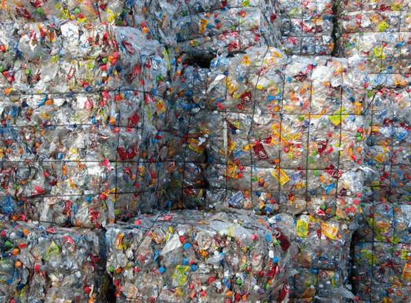 打包压缩塑料瓶物块